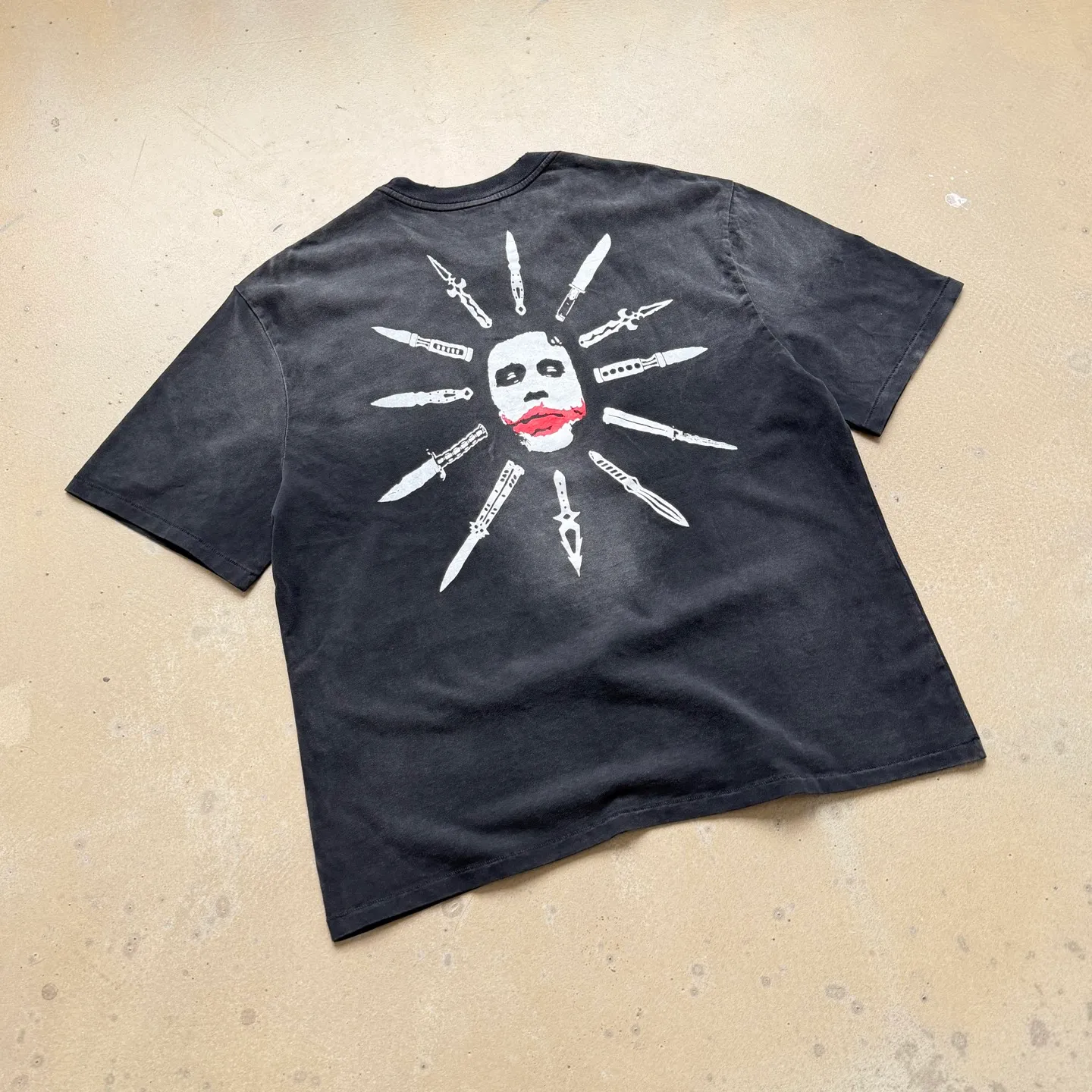 P138 # CTS-118 [Same as Lu Han] Saint "Batman Dark Knight Joker" limited edition. 260g heavyweight pure cotton fabric after washing. White ink direct-jet printing. Retro single-stitch heaven and earth needle crafts + heavy-duty spray wash + hand damage. Size: S M L XL. If Batman represents justice, Joker is the ultimate evil. Most criminals can always find legitimate reasons for doing bad things, for revenge, for power, for wealth... For Joker, these reasons are tantamount to degrading him. He believes that the city lacks a "classy criminal" like him.   Joker challenges human nature and spurns justice. In his view, any morality, rules, and goodness can be destroyed, and only a "little push" can make people who claim to be righteous follow his path. “Everyone has the ability to do evil, but everyone also has the ability to do good.” “True heroism is to still love life after recognizing the essence of life.” Customized 260g gram weight 100% cotton special washed fabric that is consistent with the original. With the blessing of imitation sun-drying, heavy sandblasting and fading + edge grinding + Assute fermentation and washing, the cotton feel on the surface of the fabric is well presented. Both the texture and feel are ceiling level. After the ready-made garments undergo a series of heavy washing and distressing processes, the retro and high-end sense of the entire garment is directly to the top. The garment making process of the entire garment adopts Saint The most common and complex single-needle sewing process (commonly known as single-thread heaven and earth stitch) among vintage vintage brands such as Michael